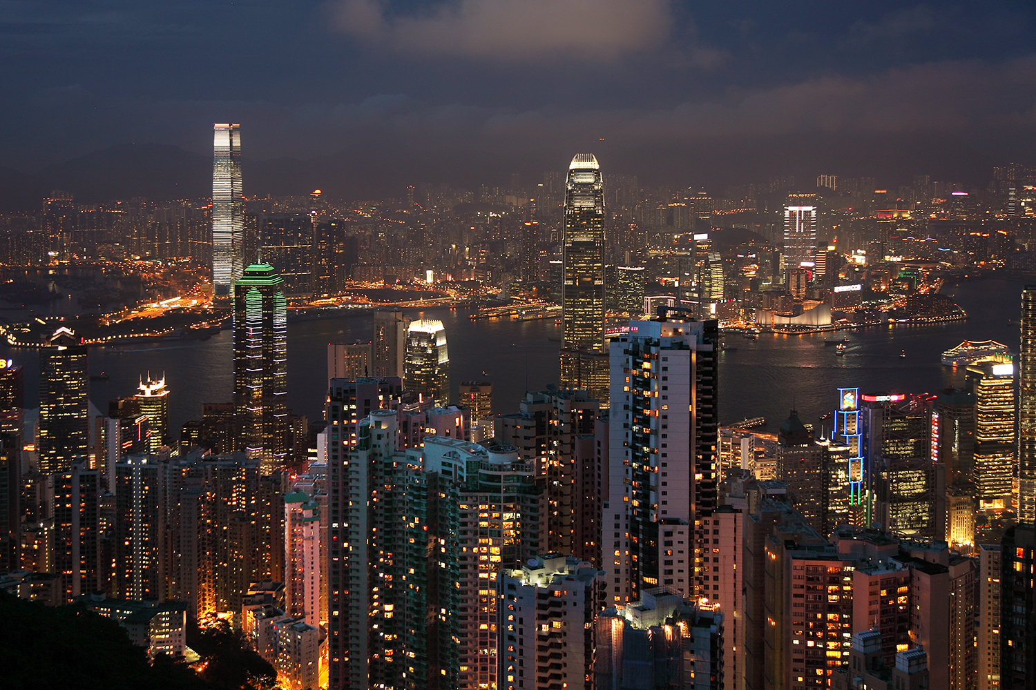 Pic de Hong Kong by night photos mona awad